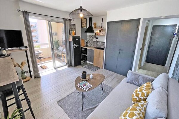 Gerenoveerde studio met terras op 300 meter van het strand in Sainte-Maxime - thumbnail 2