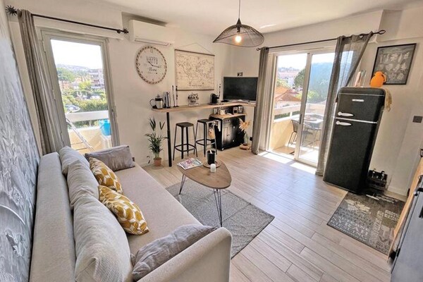 Gerenoveerde studio met terras op 300 meter van het strand in Sainte-Maxime - thumbnail 3