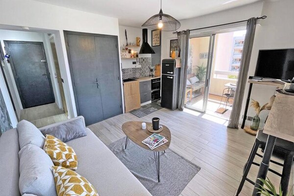 Gerenoveerde studio met terras op 300 meter van het strand in Sainte-Maxime - thumbnail 4