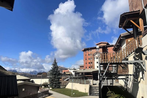 Ruim appartement aan de piste in Vénosc met uitzicht op de bergen - thumbnail 3