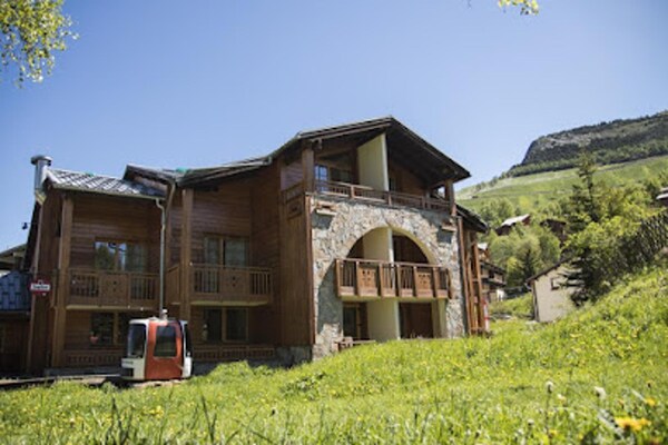 Knus appartement op de piste in Vénosc met panoramisch bergzicht - thumbnail 2