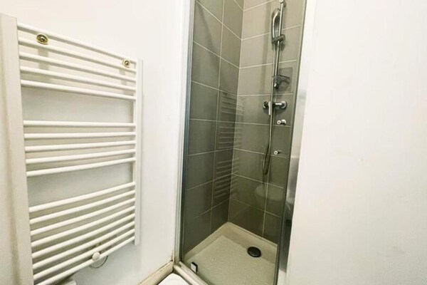 Compacte studio met kitchenette in levendig Championnet, Grenoble - thumbnail 6