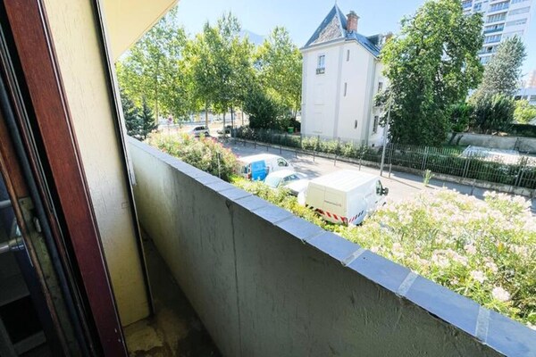 Knusse studio met balkon in Grenoble, vlakbij tram en gratis parkeren - thumbnail 2