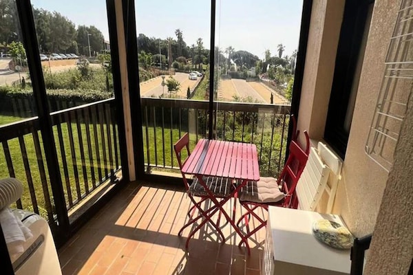 Appartement op 100m van zee met zwembad in Six Fours - thumbnail 1