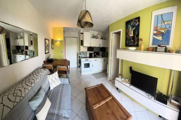 Appartement op 100 meter van zee met zwembad in Six Fours - thumbnail 4