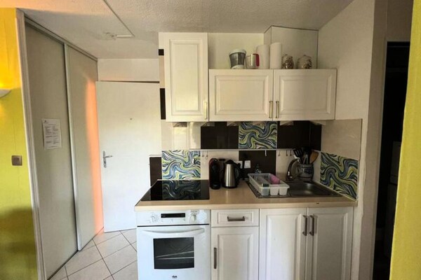 Appartement op 100 meter van zee met zwembad in Six Fours - thumbnail 3
