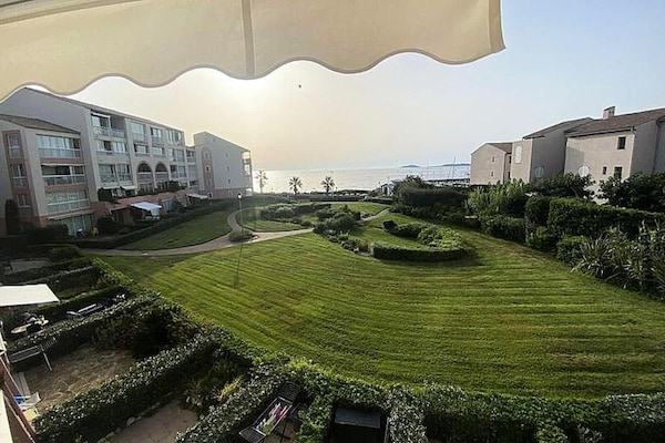 Appartement aan zee in Six Fours met uitzicht op de haven van Coudoulière - thumbnail 3