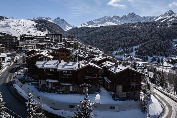 Ruim appartement met jacuzzi, vlakbij de piste in Courchevel Moriond - thumbnail 1