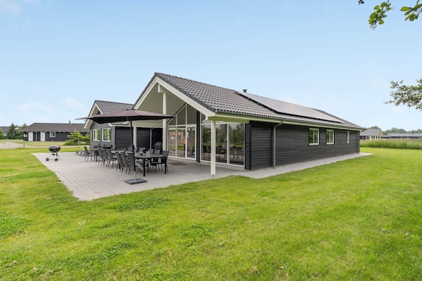 Op 900 m van zee: luxe vakantiehuis in Idestrup voor 16 personen - thumbnail 1