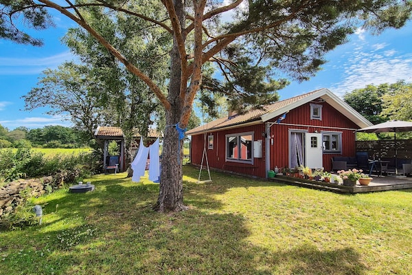 Rustgevend vakantiehuis in het bos van Färjestaden, Öland - thumbnail 1