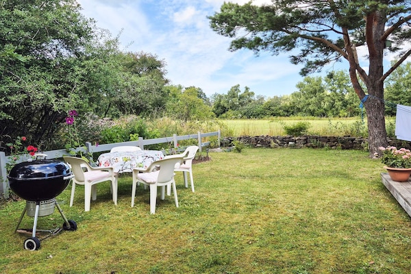 Rustgevend vakantiehuis in het bos van Färjestaden, Öland - thumbnail 2
