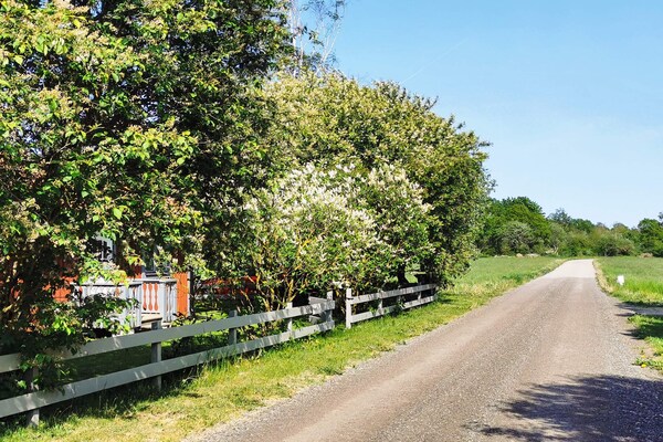Rustgevend vakantiehuis in het bos van Färjestaden, Öland - thumbnail 4