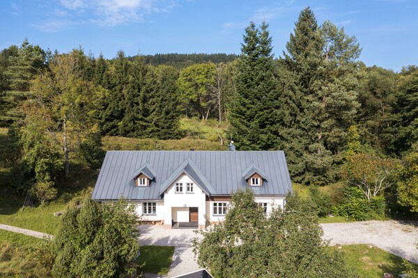 Moderne 11-persoons villa met privézwembad aan de golfbaan in Mladé Buky - thumbnail 6