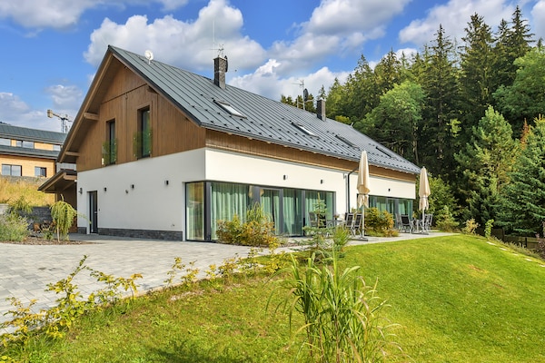 Moderne villa voor 8 aan de voet van de skipistes in Černý Důl - thumbnail 1