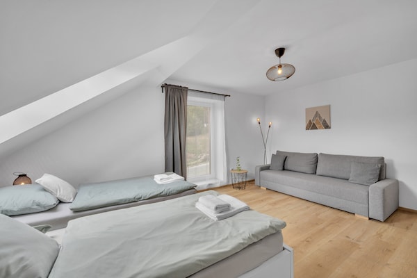 Moderne villa voor 8 aan de voet van de skipistes in Černý Důl - thumbnail 4