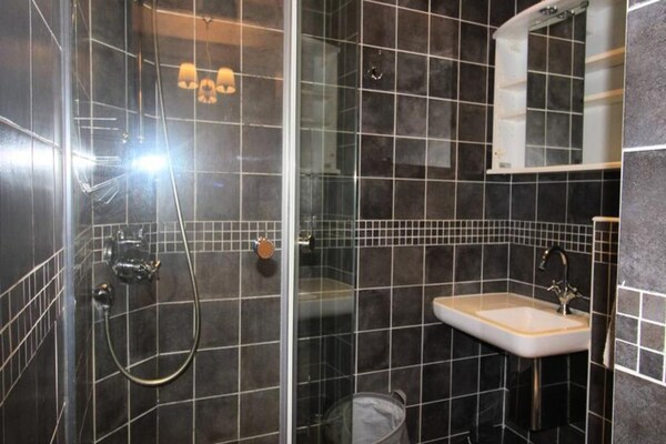 Licht appartement met panoramisch uitzicht en zwembad bij Grimaud - thumbnail 5