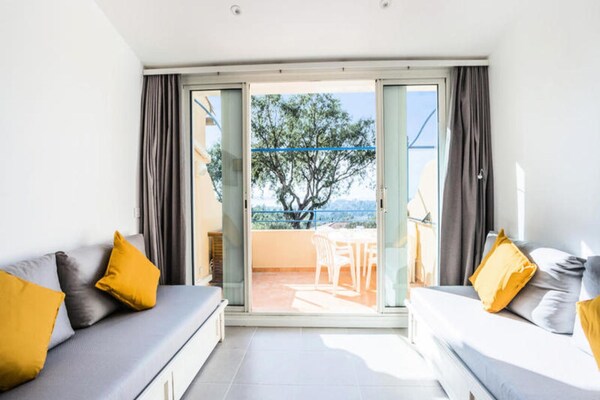 Modern appartement met panoramisch uitzicht op de Golf van Saint-Tropez - thumbnail 5