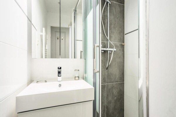 Modern appartement met panoramisch uitzicht op de Golf van Saint-Tropez - thumbnail 4