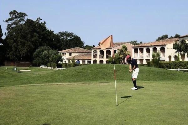 Studio-appartement op 16 hectare groot landgoed, 500m van strand in Grimaud - thumbnail 2