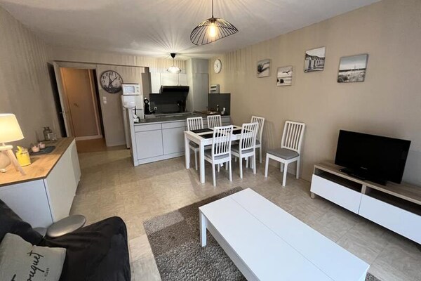 Licht appartement voor 6 personen met parkeerplaats, vlakbij centrum en strand - thumbnail 1