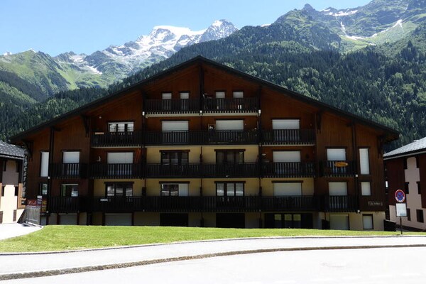 Ruim 8-persoons appartement met balkon direct aan de piste in Les Contamines - thumbnail 1