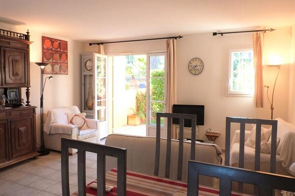 Ruim halfvrijstaand vakantiehuis voor 7 personen met tuin, vlakbij Saint-Tropez - thumbnail 3