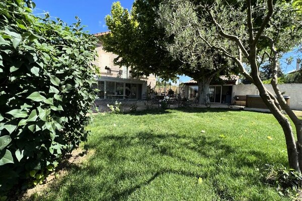 Charmant appartement met tuin in hartje Isle-sur-la-Sorgue, 85m² - thumbnail 1