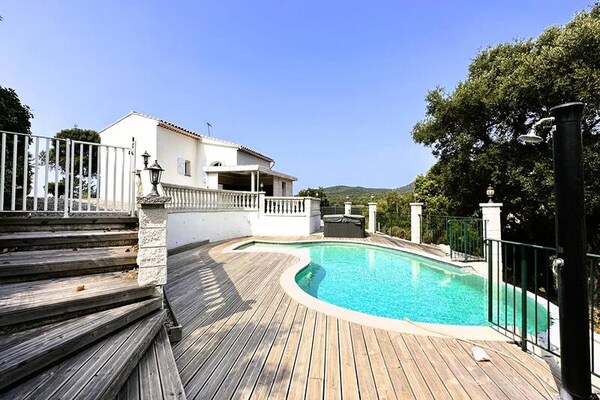 Provençaalse villa met zwembad en uitzicht op de heuvels bij La Londe les Maures - thumbnail 1