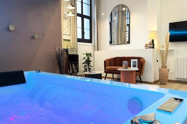 Industriële loft met jacuzzi spa & parkeren in hartje Le Havre - thumbnail 2