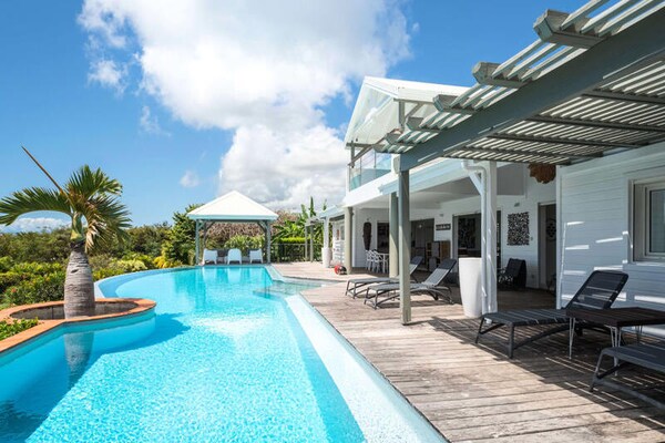 Villa Karukera: Ruim vakantiehuis met privézwembad en zeezicht in Saint-François - thumbnail 1