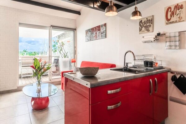 Appartement Honoré: Romantisch verblijf met uitzicht op jachthaven en golfbaan - thumbnail 4