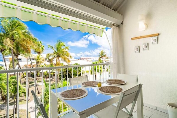 Licht appartement aan jachthaven Saint-François met zwembaden - thumbnail 4