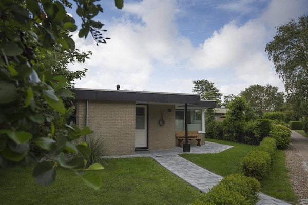 Comfortabele vrijstaande bungalow met zonnige tuin in Sint Maartenszee - thumbnail 5