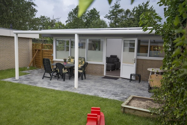 Comfortabele vrijstaande bungalow met zonnige tuin in Sint Maartenszee - thumbnail 2
