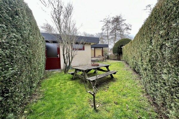Sfeervolle vrijstaande bungalow met omheinde tuin in Sint Maartenszee - thumbnail 4