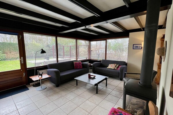 Sfeervolle vrijstaande bungalow met omheinde tuin in Sint Maartenszee - thumbnail 3