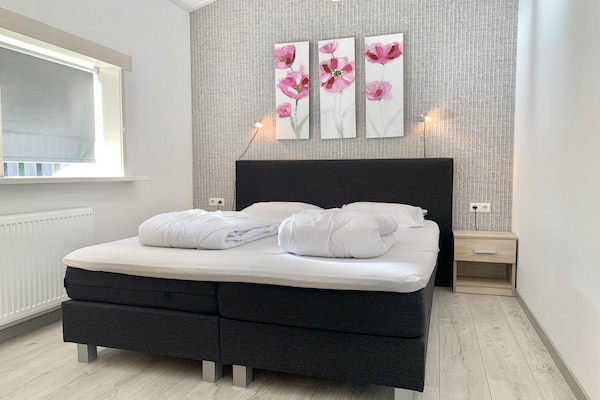 Vrijstaande moderne bungalow met omheinde tuin in Sint Maartenszee - thumbnail 5