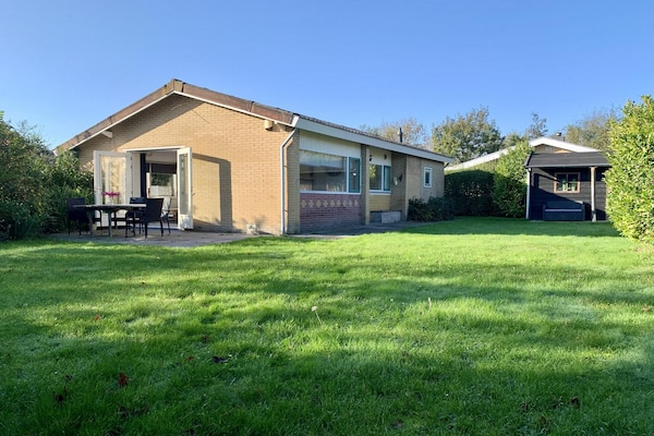 Vrijstaande moderne bungalow met omheinde tuin in Sint Maartenszee - thumbnail 6