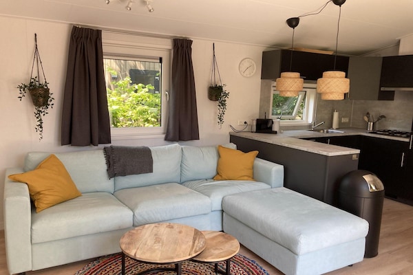 Modern chalet op rustig park, op fietsafstand van strand Sint Maartenszee - thumbnail 2