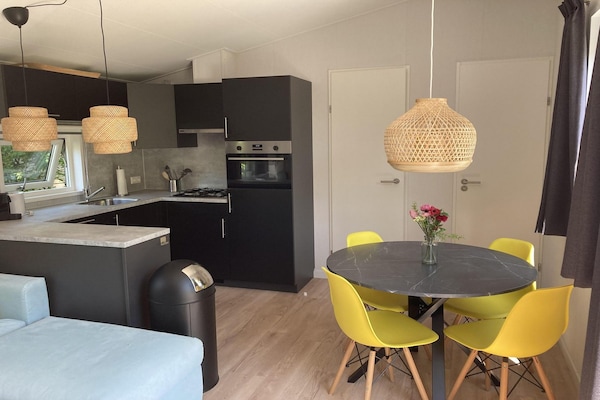 Modern chalet op rustig park, op fietsafstand van strand Sint Maartenszee - thumbnail 3