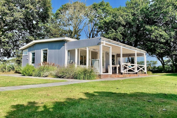 Moderne bungalow met omheinde tuin op 1,5 km van het strand van Sint-Maartenszee - thumbnail 1
