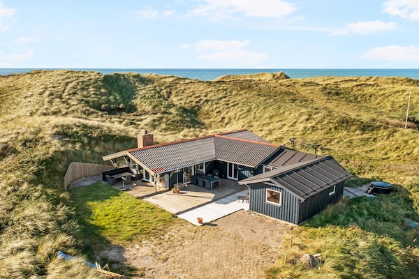 Vrijstaand vakantiehuis op 100m van de zee in Løkken met gratis Netflix - thumbnail 1