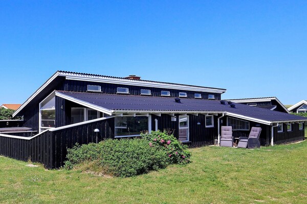 Ruim vakantiehuis voor 10 personen met sauna en spa, 200m van zee in Løkken - thumbnail 1