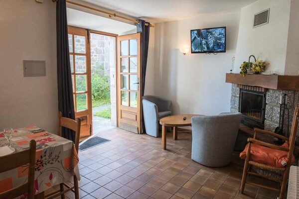 Authentiek dorpsappartement voor 7 personen in Fau de Peyre met tuin - thumbnail 1