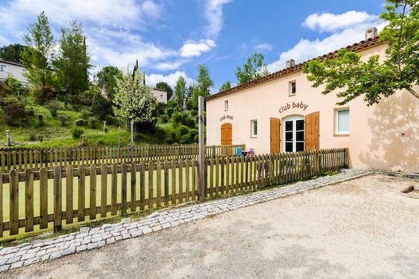 Rustiek appartement met terras en zwembad in de Ardèche - thumbnail 2