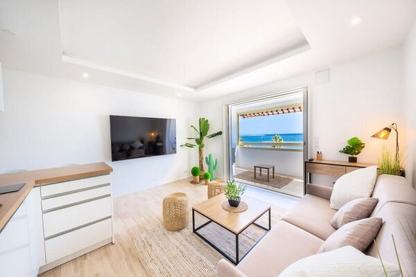Gerenoveerd appartement met zeezicht en terras in Saint-Laurent-du-Var - thumbnail 1
