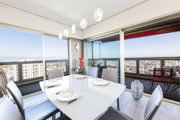 Panoramisch appartement op 12e etage met uitzicht over haven en zee in Antibes - thumbnail 1