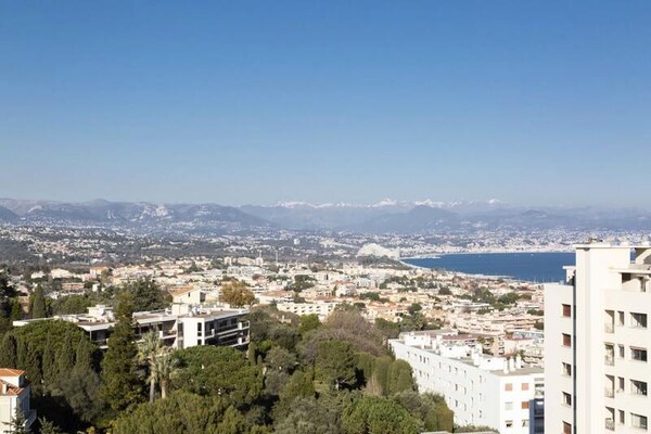 Panoramisch appartement op 12e etage met uitzicht over haven en zee in Antibes - thumbnail 3