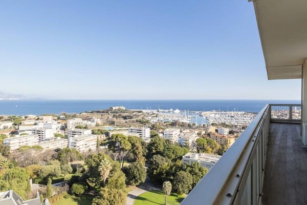 Panoramisch appartement op 12e etage met uitzicht over haven en zee in Antibes - thumbnail 4
