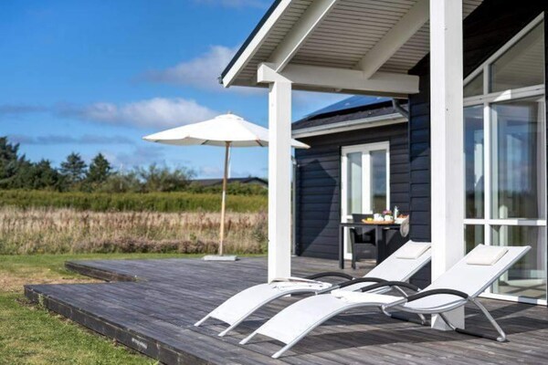 Ruim vakantiehuis met sauna en whirlpool op 700 meter van het strand in Løkken - thumbnail 2